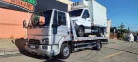 Guincho plataforma em São José dos Pinhais transportando uma van branca com baú.