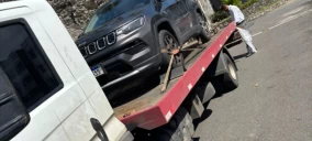 Guincho plataforma transportando um veículo SUV preto em Conceição do Jacuípe.