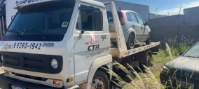 Guincho plataforma estacionado com um carro cinza sobre ele em Primavera do Leste, MT.