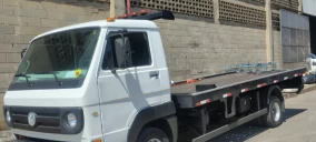 Guincho plataforma estacionado em Diadema, com carroceria preta e cabine branca, sem veículo transportado visível.