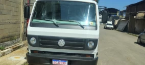 Caminhão Volkswagen estacionado em rua de Diadema, sem visíveis danos ou guincho.