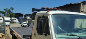 Guincho plataforma estacionado em área com outros veículos, visível em Diadema.
