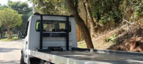 Guincho plataforma estacionado em rua de Jundiaí, com cabine visível e sem veículo transportado.