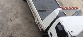 Guincho plataforma branco estacionado em área pavimentada, visível em Ibiúna, SP.