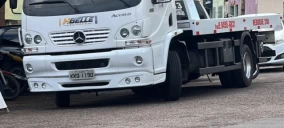 Guincho plataforma branco estacionado em Crato, com veículo não visível na parte traseira.