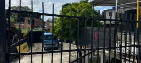 Guincho estacionado em área com portão, visível em Olinda, sem veículo transportado aparente.