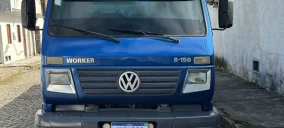 Caminhão guincho Volkswagen Worker 8-150 estacionado em Sapeaçu, com a frente visível.